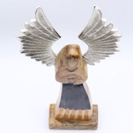 Großer Schutzengel aus Mangoholz, Metallflügel und Emaille-Details – 40 cm