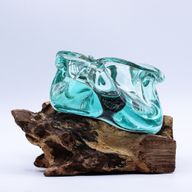 Massiver Aschenbecher/Kerzenhalter aus geschmolzenem Glas auf Holz, 23 cm