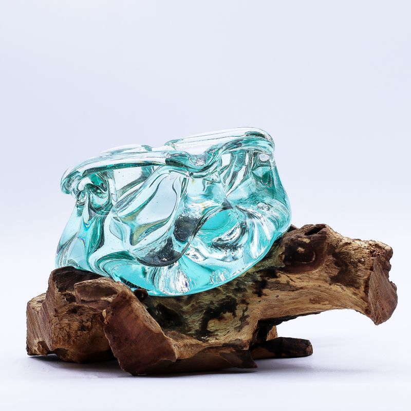 Massiver Aschenbecher/Kerzenhalter aus geschmolzenem Glas auf Holz, 23 cm