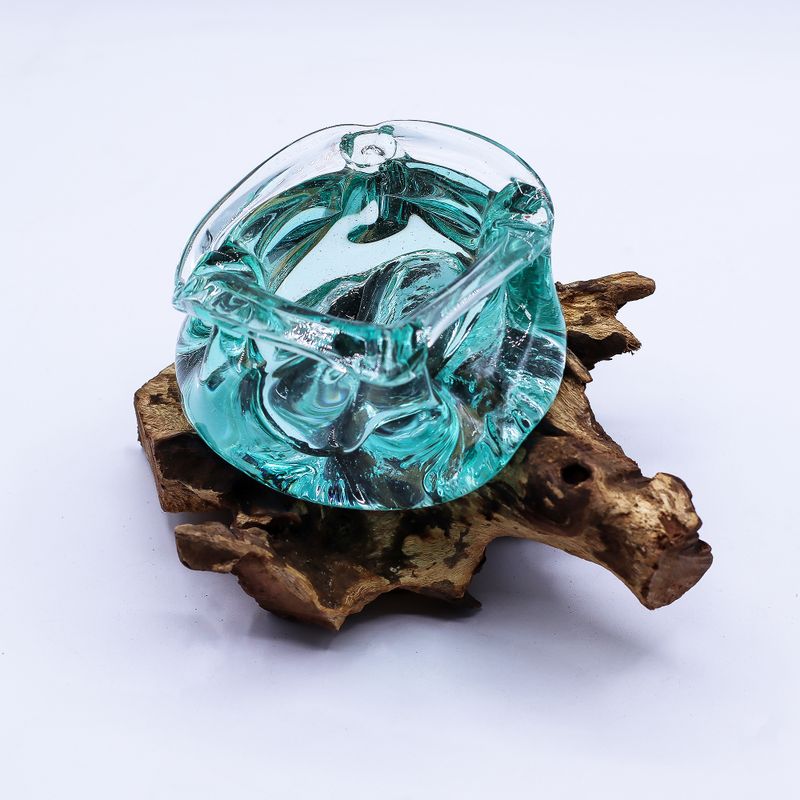Massiver Aschenbecher/Kerzenhalter aus geschmolzenem Glas auf Holz, 23 cm