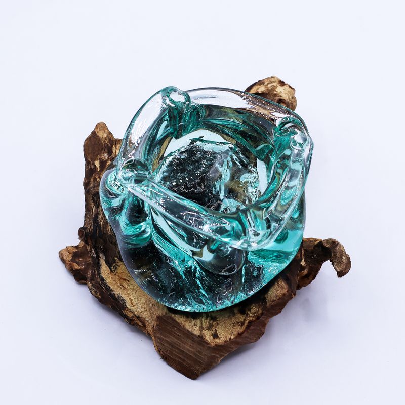 Massiver Aschenbecher/Kerzenhalter aus geschmolzenem Glas auf Holz, 23 cm
