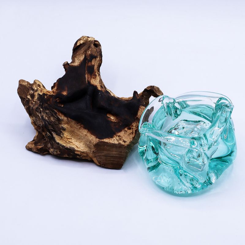 Massiver Aschenbecher/Kerzenhalter aus geschmolzenem Glas auf Holz, 23 cm