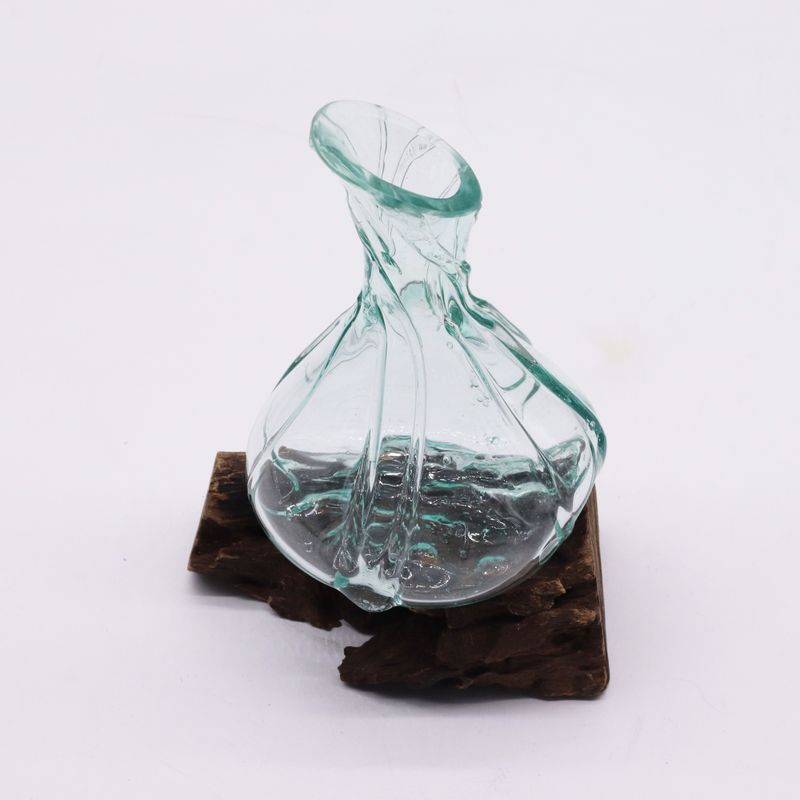 Fancy Mini-Karaffe aus geschmolzenem Glas auf Holz