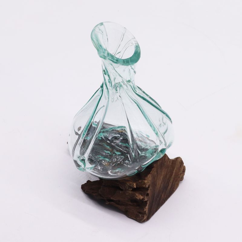 Fancy Mini-Karaffe aus geschmolzenem Glas auf Holz