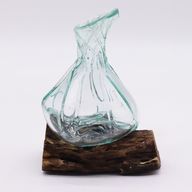 Fancy Mini-Karaffe aus geschmolzenem Glas auf Holz
