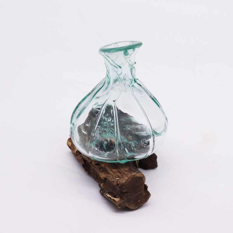 Fancy Mini-Karaffe aus geschmolzenem Glas auf Holz