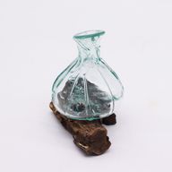 Fancy Mini-Karaffe aus geschmolzenem Glas auf Holz