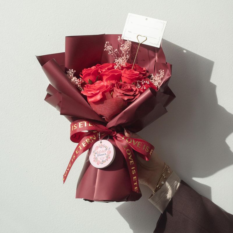 Großer Strauß roter Rosen – Liebe ist ewig – Geschenkkarte