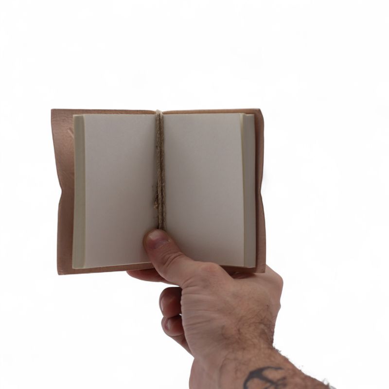 Verschiedene kleine esoterische Ledernotizbücher (4x3") - Vitrine