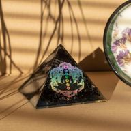Kleine Orgonit-Pyramiden 5,5 x 4,5 cm – Chakra-Buddha – Schwarze Turmalin-Splitter