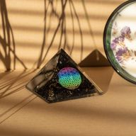 Kleine Organitpyramiden 5,5 x 4,5 cm – Blume des Lebens – Schwarze Turmalinsplitter
