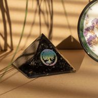 Kleine Organitpyramiden 5,5 x 4,5 cm – Lebensbaum – Schwarze Turmalinsplitter