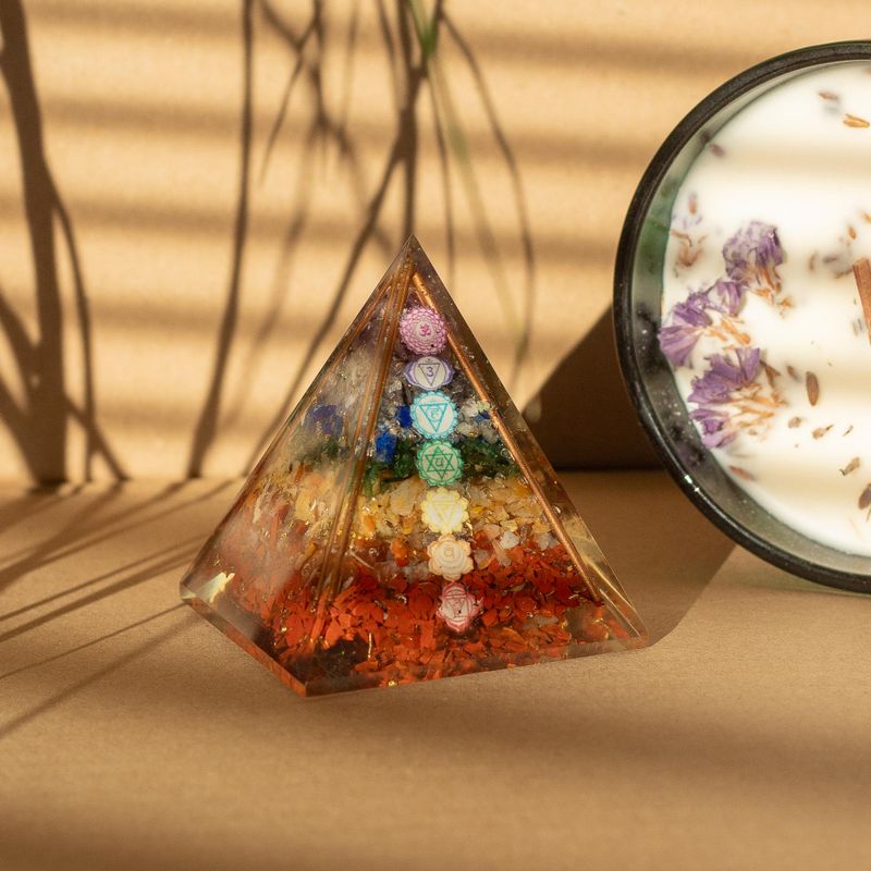 Med Orgonit-Pyramiden 7x6cm - Kupferstäbe - 7 Chakra-Chips