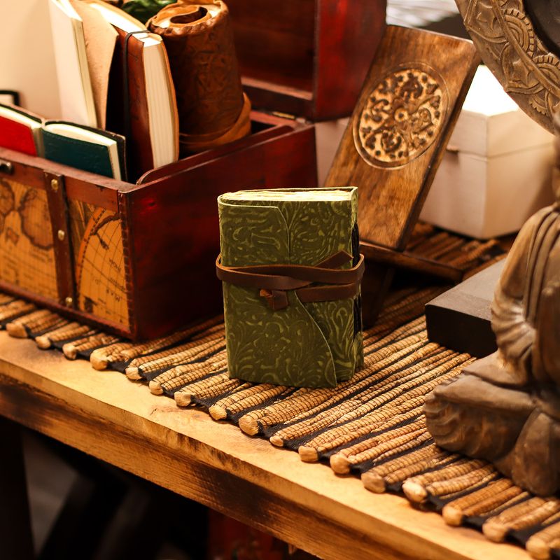 Dicke Notizbücher aus Leder mit Büttenrand (5 x 3,5 Zoll) – Grünes Labyrinthmuster