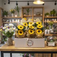 Schachtel mit verkaufsfertigen Seifenblumen – Strauß mit zwei Sonnenblumen