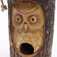 Baumstammgesicht – Vogelhaus – Weise Eule