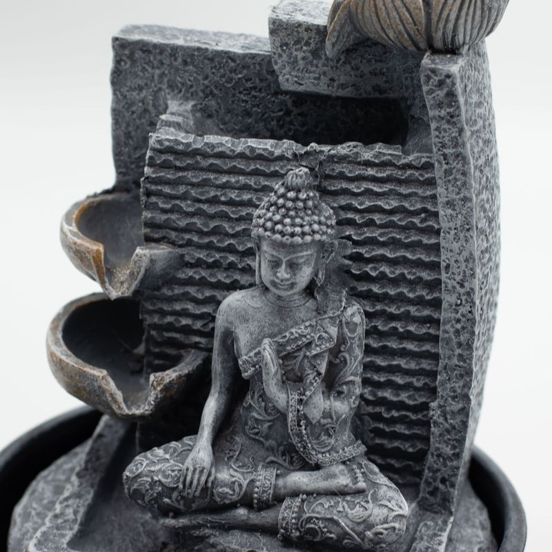 Tischbrunnen – 19 x 19 x 28 cm – Buddha, Lotusblumen, kaskadenförmige Töpfe