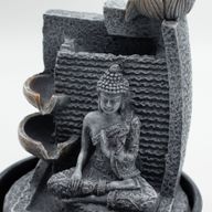 Tischbrunnen – 19 x 19 x 28 cm – Buddha, Lotusblumen, kaskadenförmige Töpfe