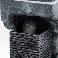 Grandioses Wasserspiel – 24 x 22 x 48 cm – Farbwechselnde Kristallkugel im Felsen