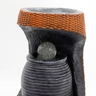 Grandioses Wasserspiel – 24 x 22 x 48 cm – Farbwechselnde Kristallkugel in griechischer Urne im Korb