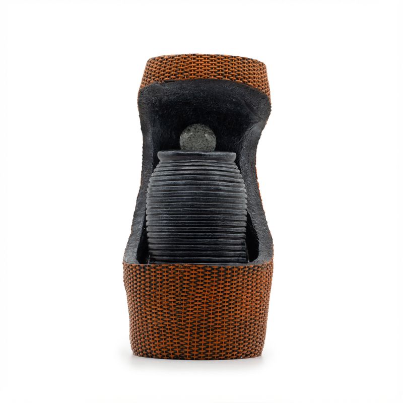 Grandioses Wasserspiel – 24 x 22 x 48 cm – Farbwechselnde Kristallkugel in griechischer Urne im Korb