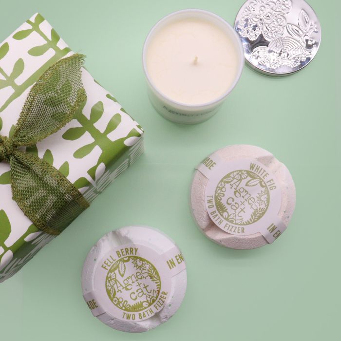 Geschenkbox – Rhabarber (Kerze) + Weiße Feige und Waldbeere (Badebomben)