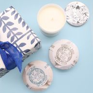 Geschenkbox – Velvety Moon (Kerze) + Windermere & Citrus (Badebombe)