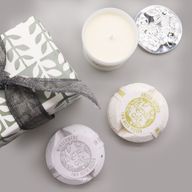 Geschenkbox – Velvety Moon (Kerze) + Windermere & Citrus (Badebombe)