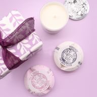 Geschenkbox – Mondstein (Kerze) + Provence & Tee und Rosen (Badebombe)