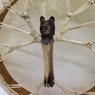 Spirit of the Bear – Schamanentrommel & -stock – stimmbar – 40 cm