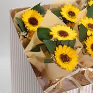 Schachtel mit verkaufsfertigen Seifenblumen – Strauß mit zwei Sonnenblumen