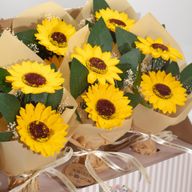 Schachtel mit verkaufsfertigen Seifenblumen – Strauß mit zwei Sonnenblumen