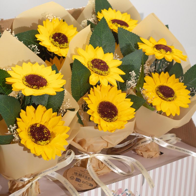 Schachtel mit verkaufsfertigen Seifenblumen – Strauß mit zwei Sonnenblumen