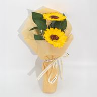 Schachtel mit verkaufsfertigen Seifenblumen – Strauß mit zwei Sonnenblumen