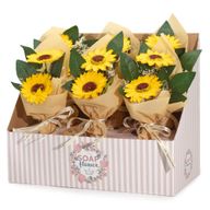 Schachtel mit verkaufsfertigen Seifenblumen – Strauß mit zwei Sonnenblumen