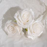 Seifenblume (5-lagig) Nur dekorative Rose – mit Seidenbesatz – klassischer weißer Glanz