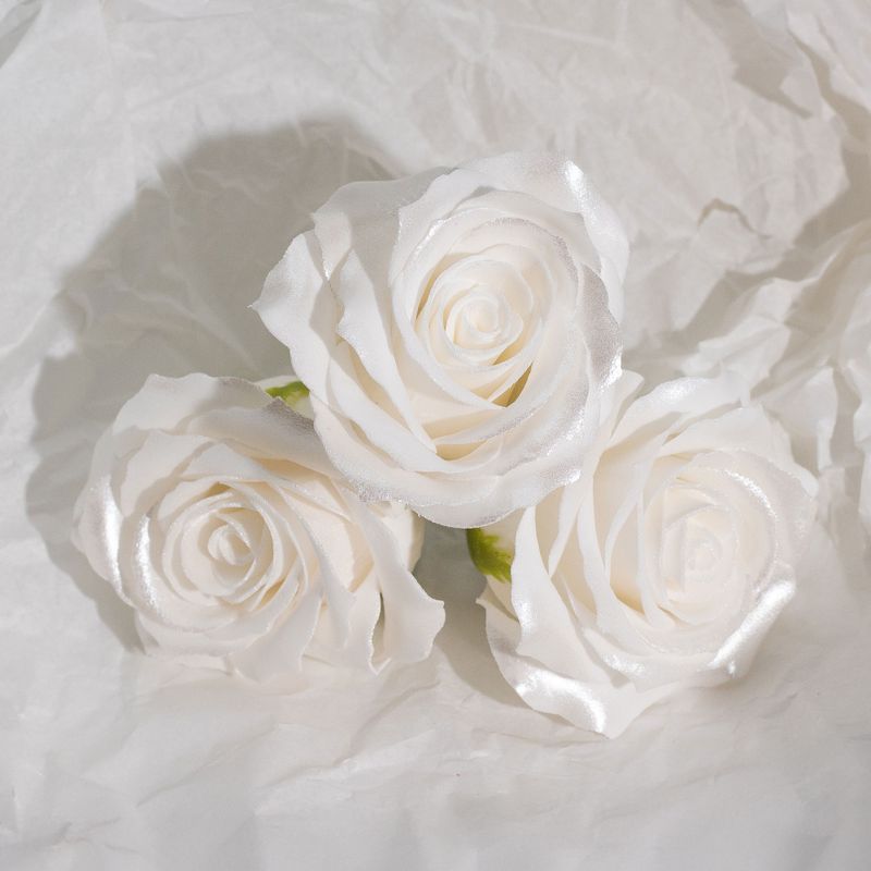 Seifenblume (5-lagig) Nur dekorative Rose – mit Seidenbesatz – klassischer weißer Glanz