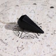 Antike Hexenröhre mit Zaubersprüchen – Räucherwerk – Erfolg – Pendel aus schwarzem Obsidian