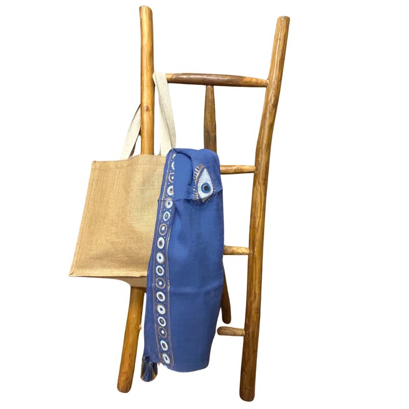 Nomad Sari On the Med Kollektion - Pario- Handgemaltes Evil Eye-Design in sattem Blau und Gold