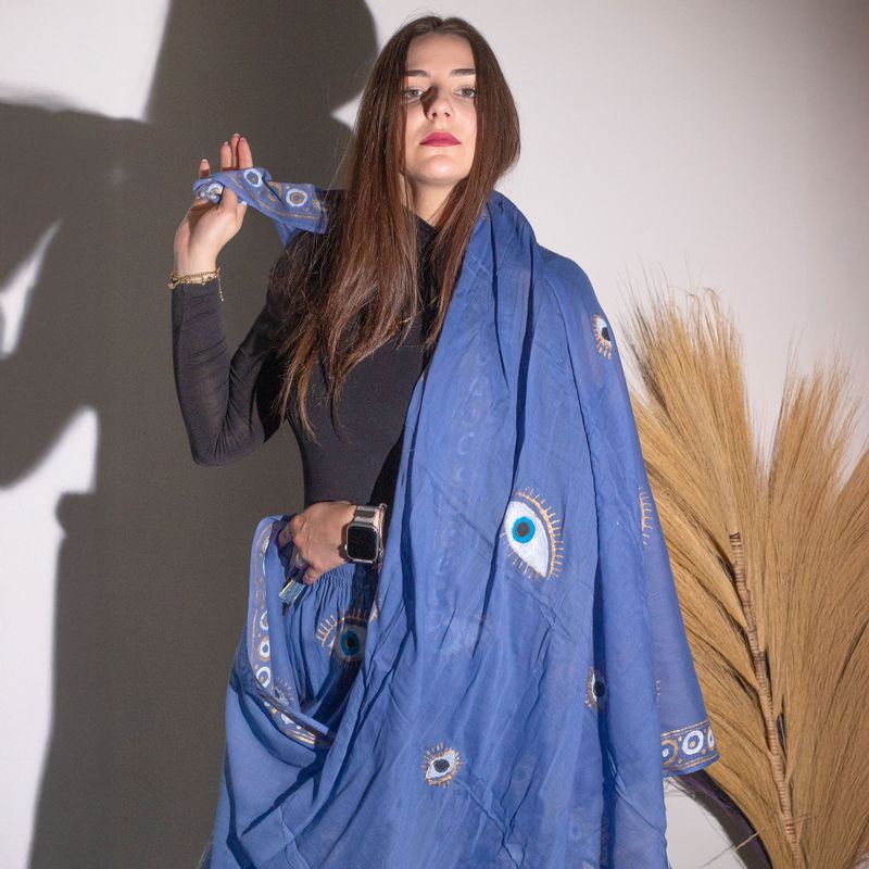 Nomad Sari On the Med Kollektion - Pario- Handgemaltes Evil Eye-Design in sattem Blau und Gold