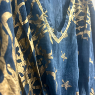 Nomad Sari Kaftan - Meeresblau und Goldenes Korallen-Design