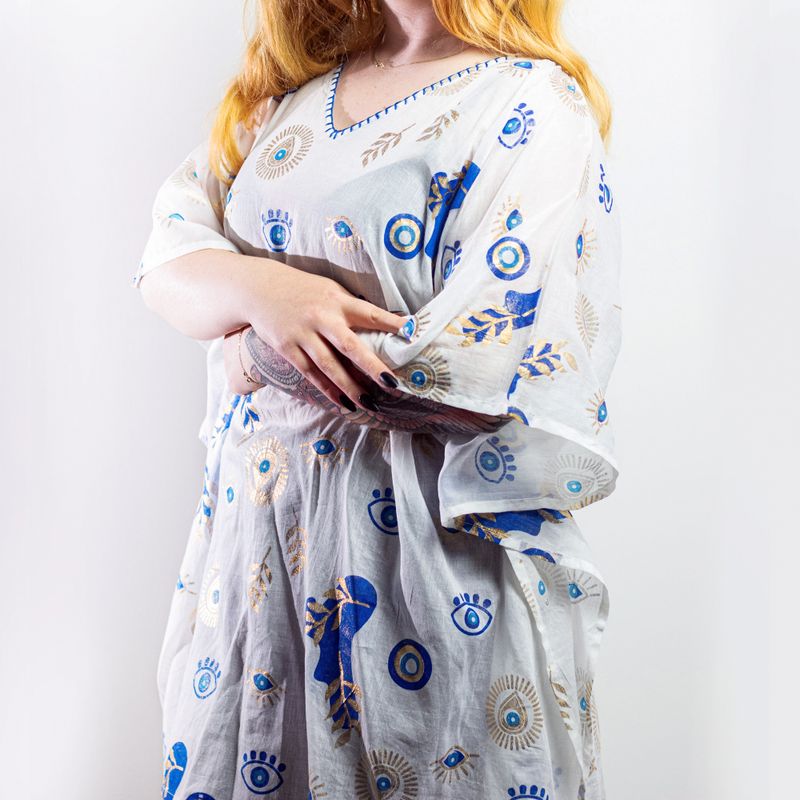 Nomad Sari On the Med Kollektion - Kaftan - Weißes, blaues und goldenes Design mit bösem Blick