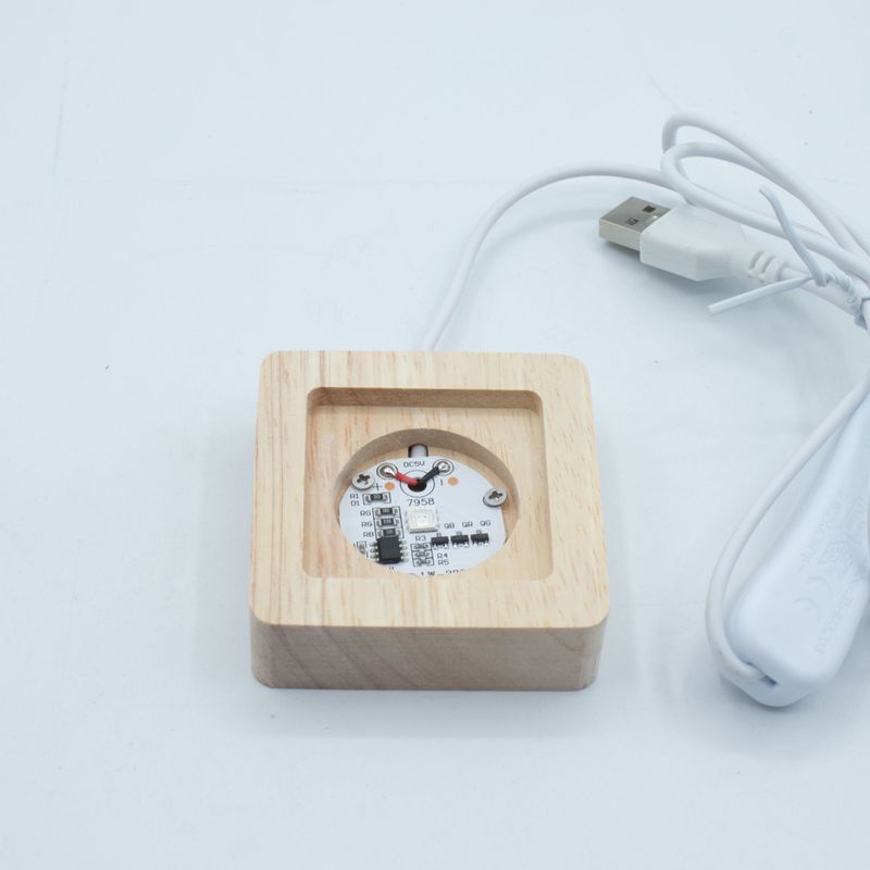6 cm quadratischer USB-LED-Ständer aus Holz – Mehrfarbig