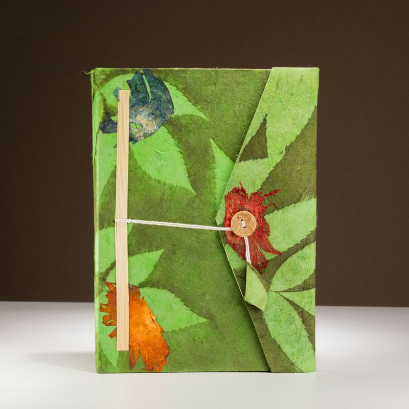 Großes Lokta Notizbuch „Bold Floral“ (21 x 15 cm) – 45 Blatt – inkl. Lesezeichen – Moosgrün