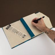 Großes Lokta Notizbuch mit floralem Muster (21 x 15 cm) – 45 Blatt – inkl. Lesezeichen – Mitternachtsblau