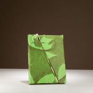 Mittelgroßes Lokta Notizbuch mit Bambusverschluss, groß (15 x 12 cm), 45 Blatt, Moosgrün