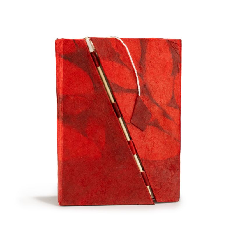 Mittelgroßes Lokta Notizbuch mit kräftigem Blumenmuster und Bambusverschluss (15 x 12 cm) – 45 Blatt – Rubinrot