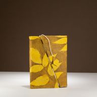Mittelgroßes Lokta Notizbuch mit kräftigem Blumenmuster und Bambusverschluss (15 x 12 cm) – 45 Blatt – Olivgrün