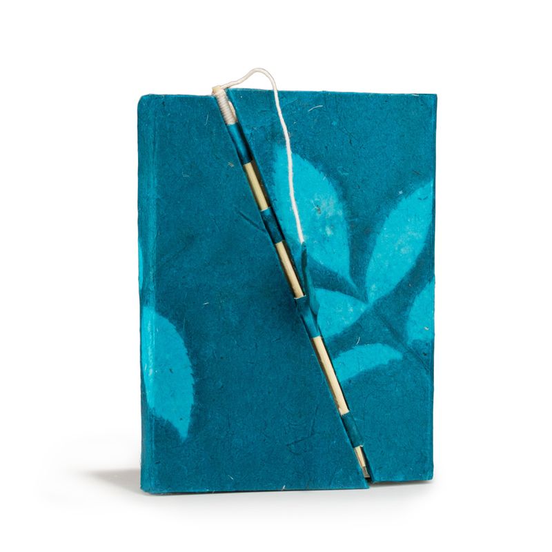 Mittelgroßes Lokta Notizbuch mit floralem Muster und Bambusverschluss (15 x 12 cm) – 45 Blatt – Mitternachtsblau