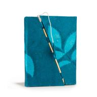 Mittelgroßes Lokta Notizbuch mit floralem Muster und Bambusverschluss (15 x 12 cm) – 45 Blatt – Mitternachtsblau